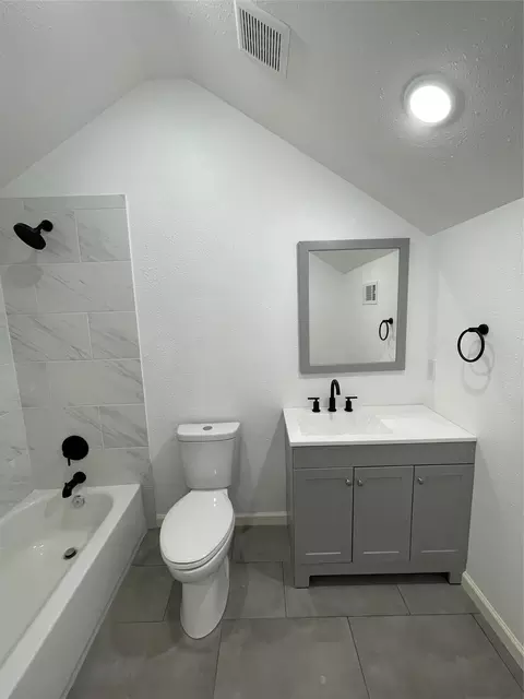 Bath - 607 E Monterey St, Denison, TX 75021 photo 6 of 7
