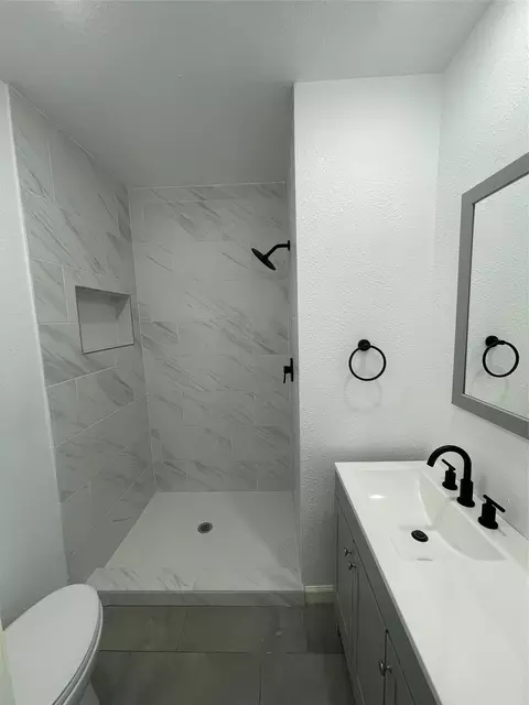 Bath - 607 E Monterey St, Denison, TX 75021 photo 1 of 7