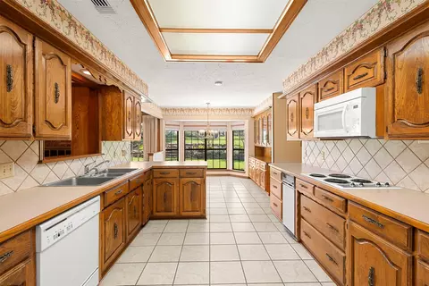 Kitchen - 110 Cedar Dr, Oak Leaf, TX 75154 photo 4 of 5