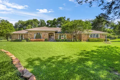 110 Cedar Dr, Oak Leaf, TX 75154