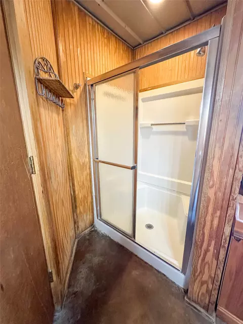 Bath - 101 S Loop Dr, Brady, TX 76825 photo 4 of 8