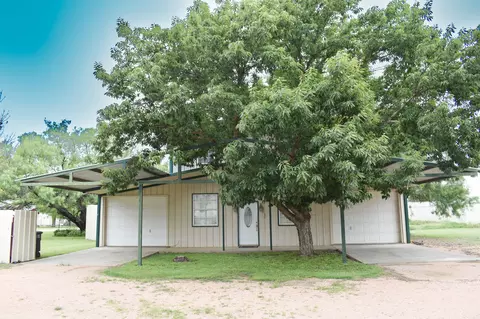 Exterior - 101 S Loop Dr, Brady, TX 76825 photo 2 of 6