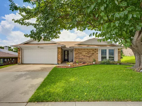 6504 N Park Dr, Watauga, TX 76148