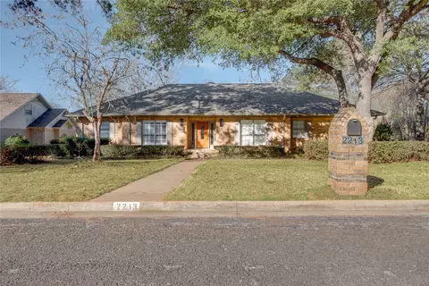 2213 Melissa Dr, Palestine, TX 75803