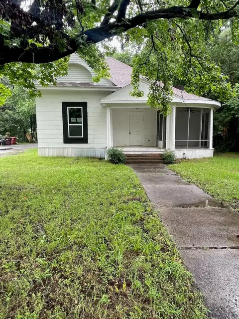 320 W 6th St, Bonham, TX 75418