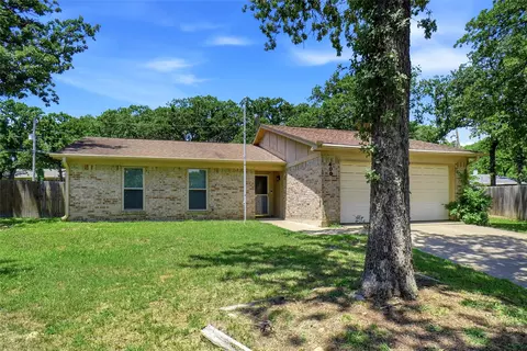 400 Woodlake Cir, Azle, TX 76020