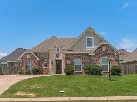 690 Lessie Dr, Stonewall, LA 71078