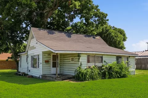 218 W Worth St, Grapevine, TX 76051
