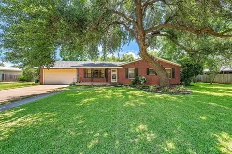 421 Bellaire Dr, Woodway, TX 76712