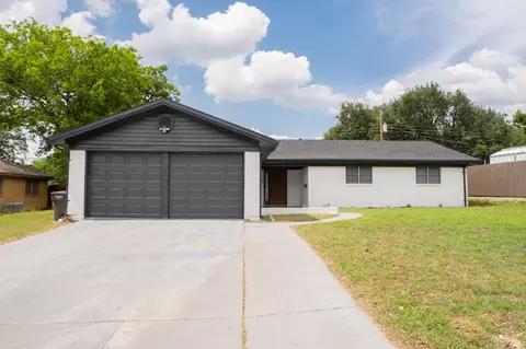 228 Hallbrook Dr, Fort Worth, TX 76134