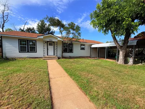 1322 3rd St, Graham, TX 76450