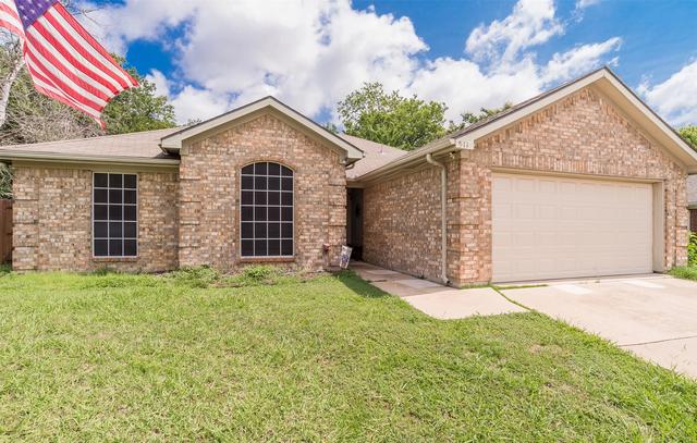 911 W Lynn Creek Dr, Arlington, TX 76001