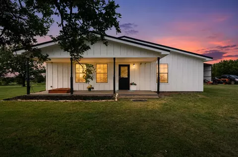 692 Plemons Dr, Henrietta, TX 76365