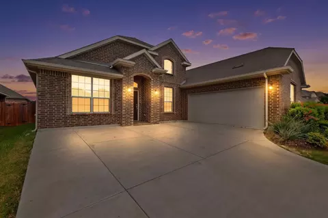 7811 Links Dr, Arlington, TX 76001