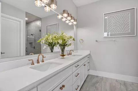 Bath - 220 Cavalier Ct, Strawn, TX 76475 photo 4 of 6