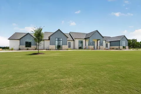 220 Cavalier Ct, Strawn, TX 76475