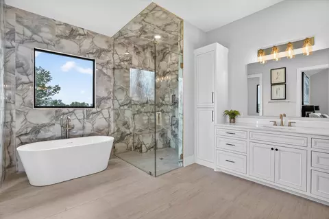 Bath - 220 Cavalier Ct, Strawn, TX 76475 photo 6 of 6