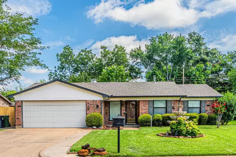 2211 Clover Park Dr, Arlington, TX 76013