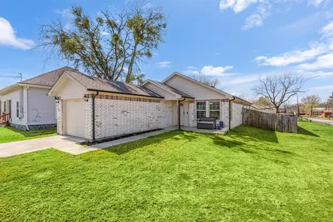300 Lipscomb St, Cleburne, TX 76031