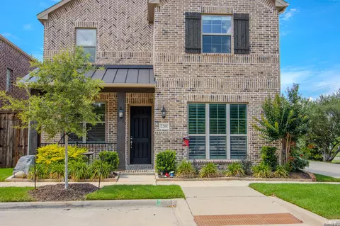 2208 N Royal Crecent Dr N, Flower Mound, TX 75028
