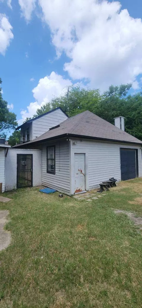 2457 Elmwood Dr, Wills Point, TX 75169