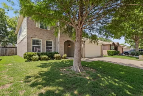 9305 E Goldenview Dr, Fort Worth, TX 76244