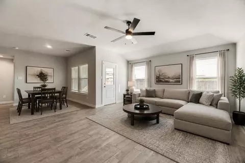 820 Lakeview Dr, Alvarado, TX 76009
