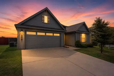 820 Lakeview Dr, Alvarado, TX 76009