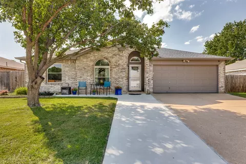 308 Candlestick Trl, Saginaw, TX 76179