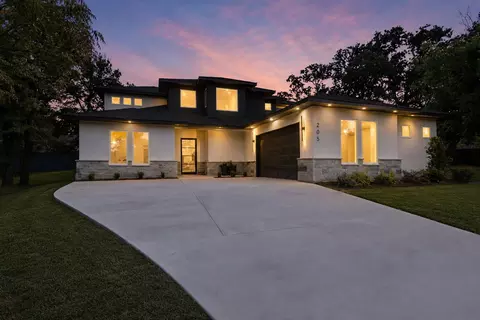 205 Familia Ct, Azle, TX 76020