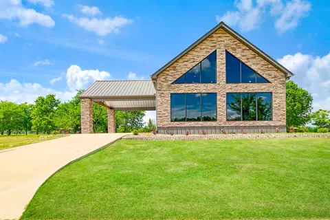 209 Helena Dr, Powderly, TX 75473