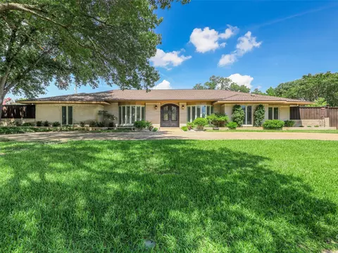 6120 Preston Creek Dr, Dallas, TX 75240