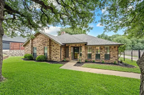 1312 Circle Ln, Bedford, TX 76022