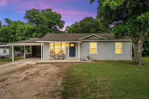 911 S Main St, West, TX 76691