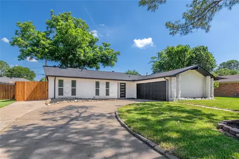 524 Circleview Dr N, Hurst, TX 76054