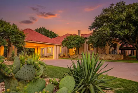 701 W Walcott St, Pilot Point, TX 76258