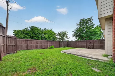 Exterior - 482 Cloverleaf Dr, Lancaster, TX 75146 photo 3 of 4