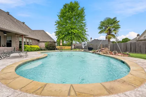 605 Fall Winds Cir, Bossier City, LA 71111