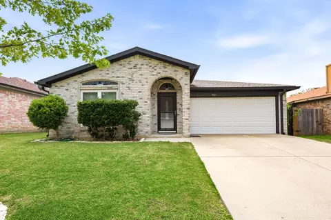 7921 Gardengate Ln, Fort Worth, TX 76137