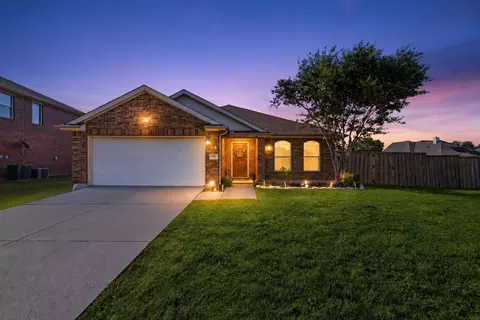301 Long Prairie Dr, Forney, TX 75126