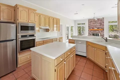 Kitchen - 15744 Timberhill Dr, Flint, TX 75762 photo 3 of 6