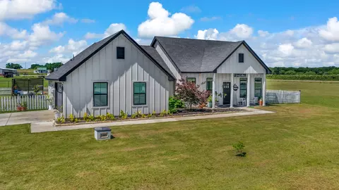 1000 Latigo Ln, Millsap, TX 76066