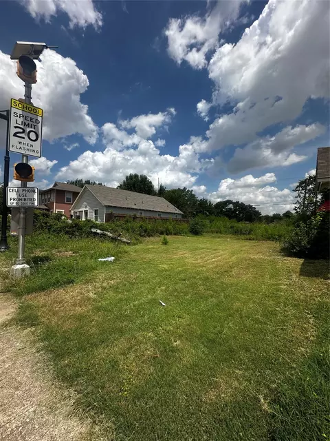 915 E Hattie St, Fort Worth, TX 76104