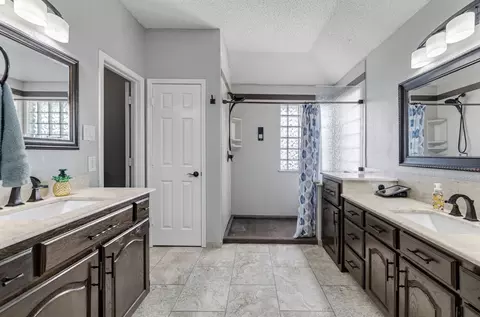 Bath - 3105 Chalkstone Dr, Rowlett, TX 75088 photo 2 of 4