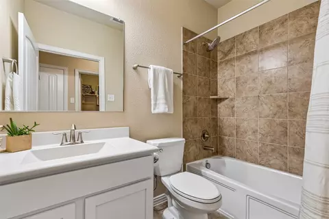Bath - 2105 Austin Ln, Prosper, TX 75078 photo 4 of 5