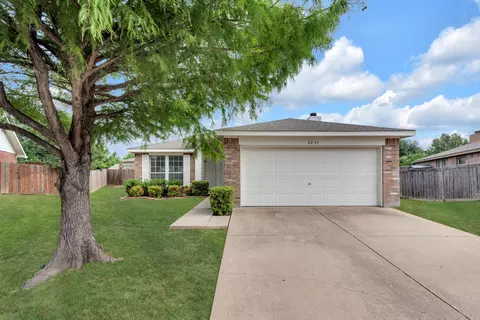 9237 Monument Ct, Fort Worth, TX 76244