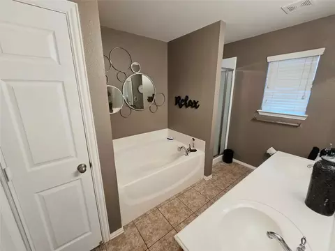 Bath - 610 Juniper Dr, Arlington, TX 76018 photo 1 of 3