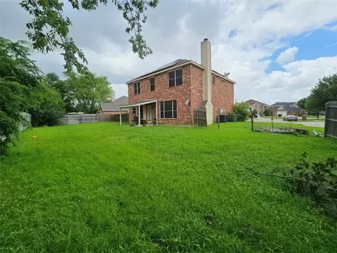 Exterior - 610 Juniper Dr, Arlington, TX 76018 photo 3 of 4