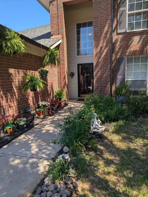 101 Silktree Ct, Lake Dallas, TX 75065
