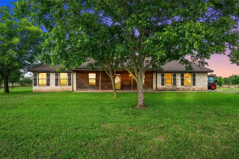 188 N Baese Rd, West, TX 76691